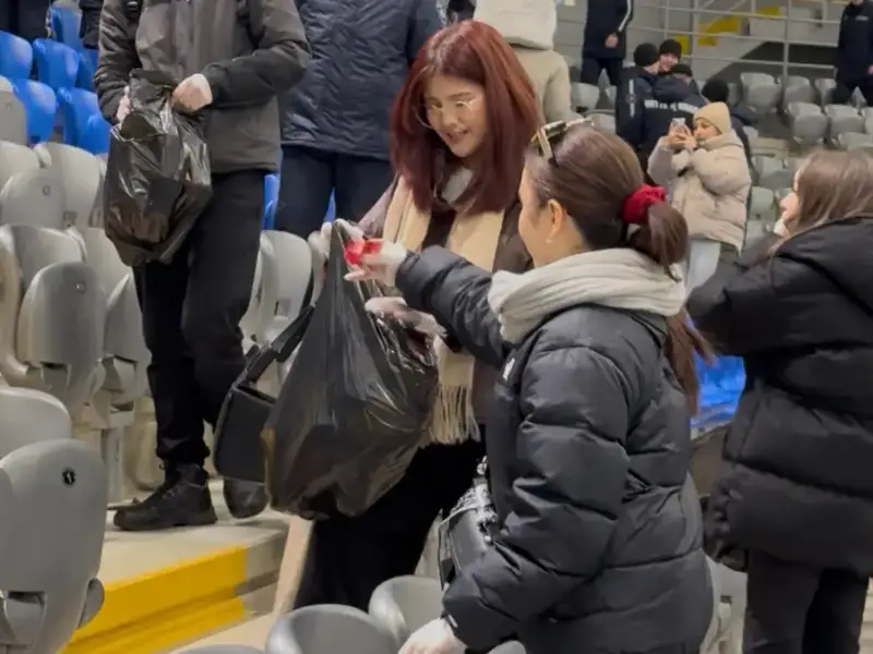 Болельщики Казахстана и Бельгии провели экологическую акцию после матча в Астане {city2}
