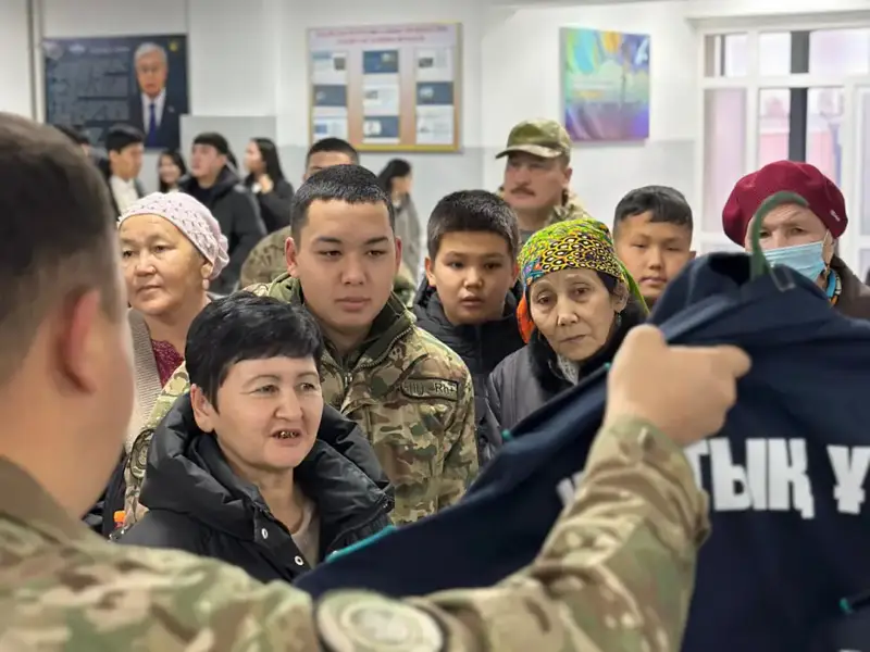 Родители гвардейцев исследуют военное братство в Туркестане {city2}