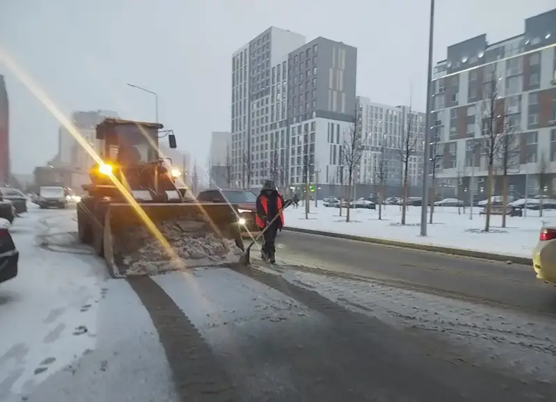 Свыше 2 800 дорожных рабочих вышли на уборку снега в Астане (3)