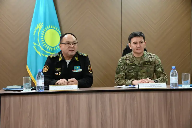 Визит заместителя министра обороны в Актау встреча с офицерами и солдатами {city2}