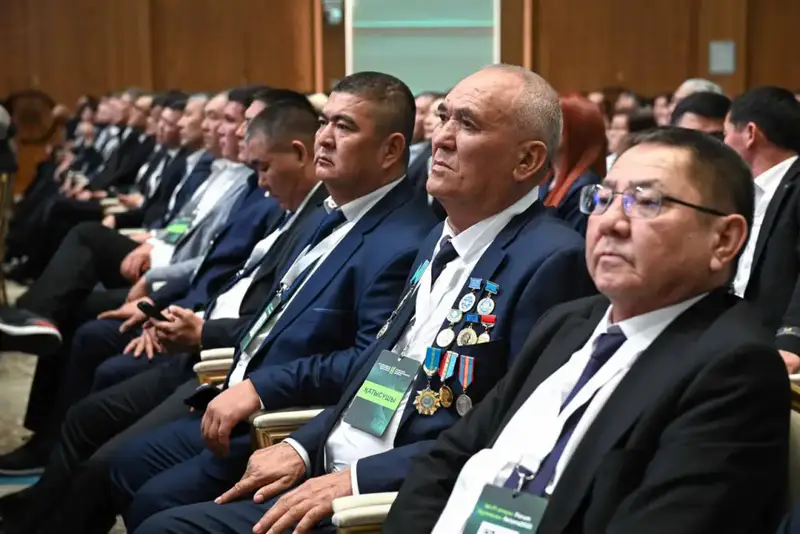 30 передовиков агропромышленного комплекса награждены на втором форуме работников сельского хозяйства {city2}