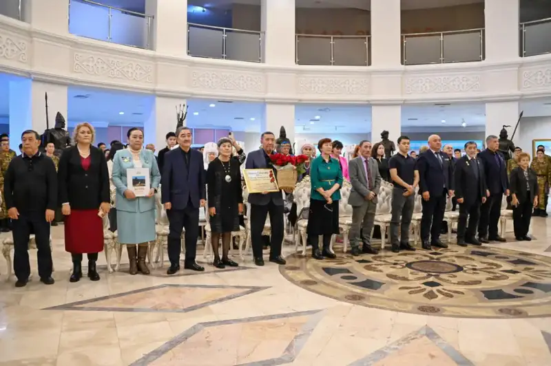 Память о павших солдатах: вручение медалей родственникам казахстанских воинов {city2}