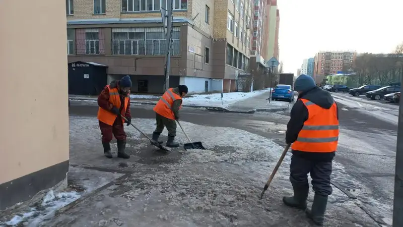 Почти 3 000 дорожных рабочих вышли на уборку снега с утра в Астане (3)