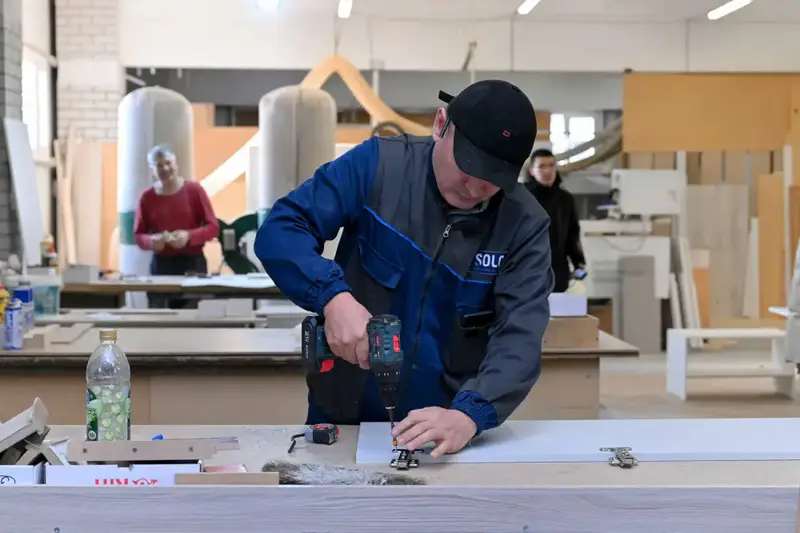 Аким области посетил предприятие по производству корпусной мебели (2)