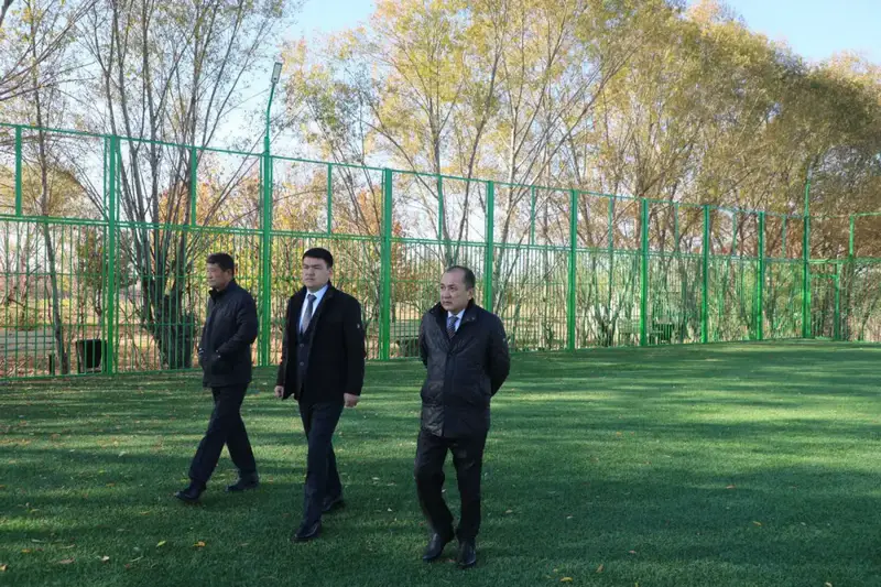 В Сарыагаше открыты новые объекты для отдыха и спорта: малое футбольное поле и детская игровая площадка {city2}