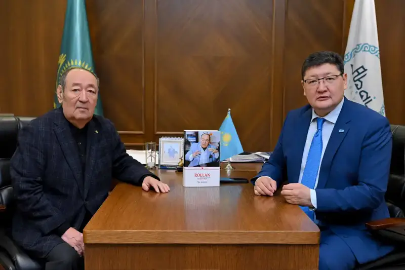Аким области встретился с писателем Ролланом Сейсенбаевым (2)