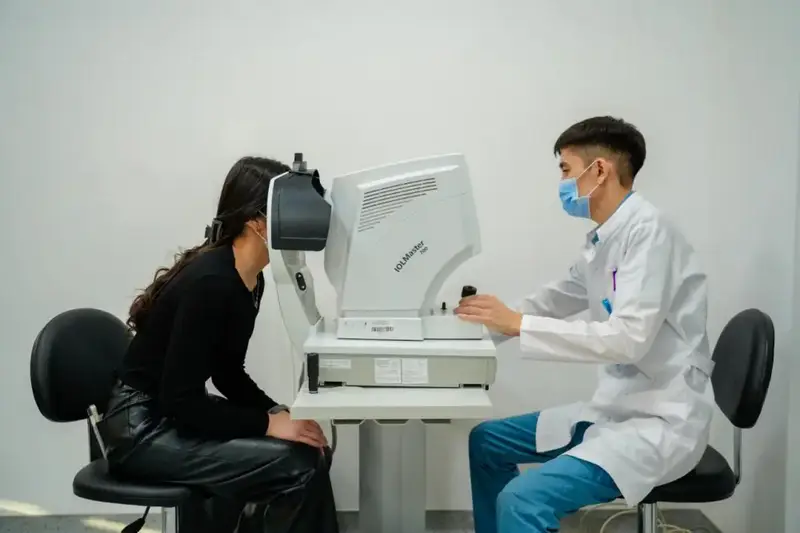 Астанинские хирурги восстановили зрение юноше {city2}