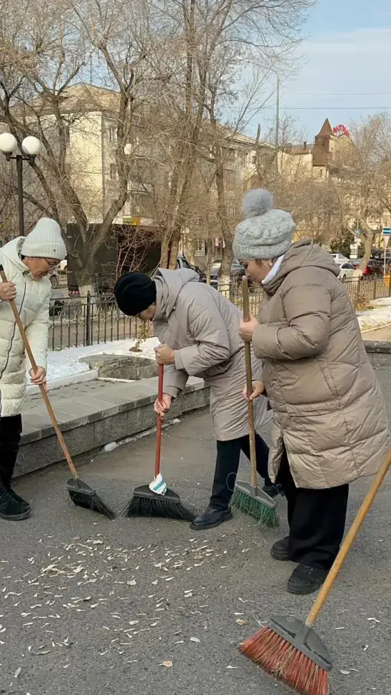 «Таза Қазақстан»: акцию чистоты провели у памятника Сакену Сейфуллину в Астане (2)