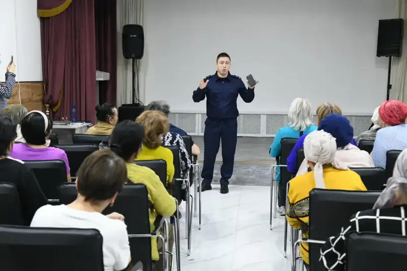 О схемах работы кибермошенников рассказали столичным пенсионерам (5)