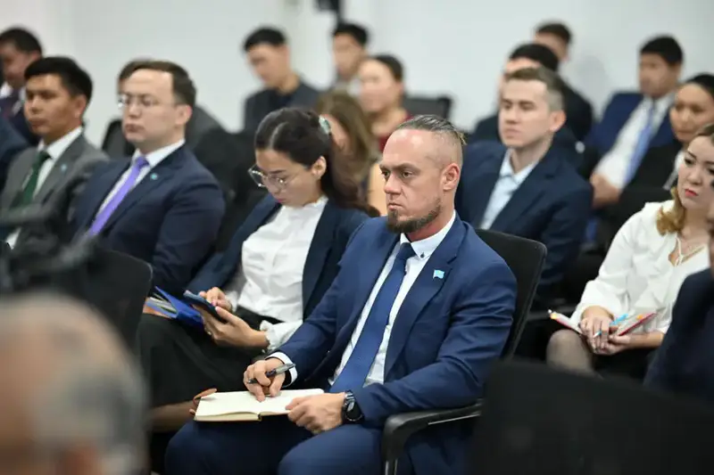 ПРЕДСЕДАТЕЛЬ СЕНАТА ОЗНАКОМИЛСЯ С НАУЧНЫМ ПОТЕНЦИАЛОМ BUKETOV UNIVERSITY (7)