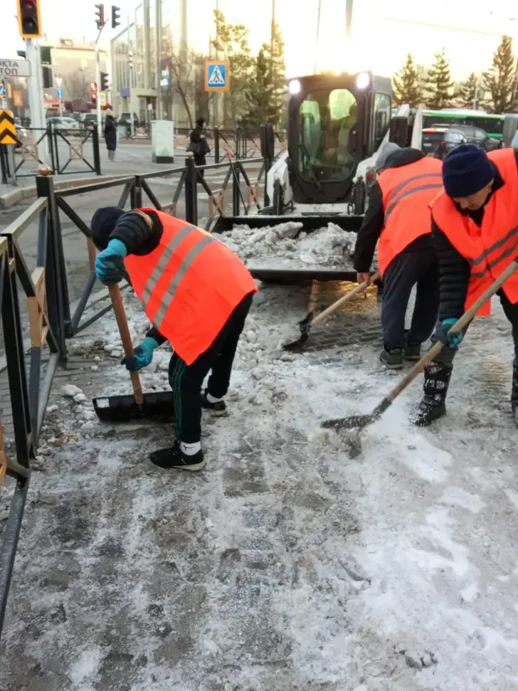 Астана: 3 000 рабочих очищают снег {city2}