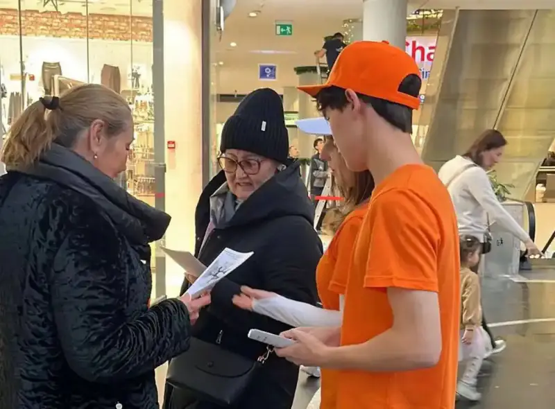 Свет против тьмы: акция в ТРЦ 'Хан Шатыр' освещает проблемы гендерного насилия {city2}