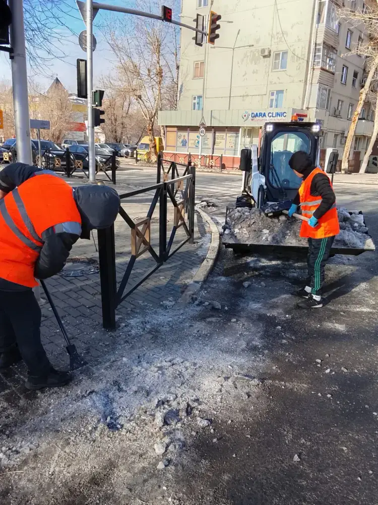 В Астане ночью задействовано почти 500 единиц спецтехники для уборки снега с улиц {city2}