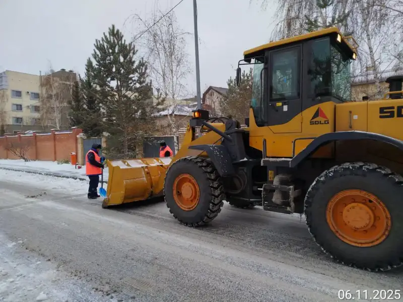 Снег убирают в Астане: более тысячи единиц спецтехники на линии {city2}