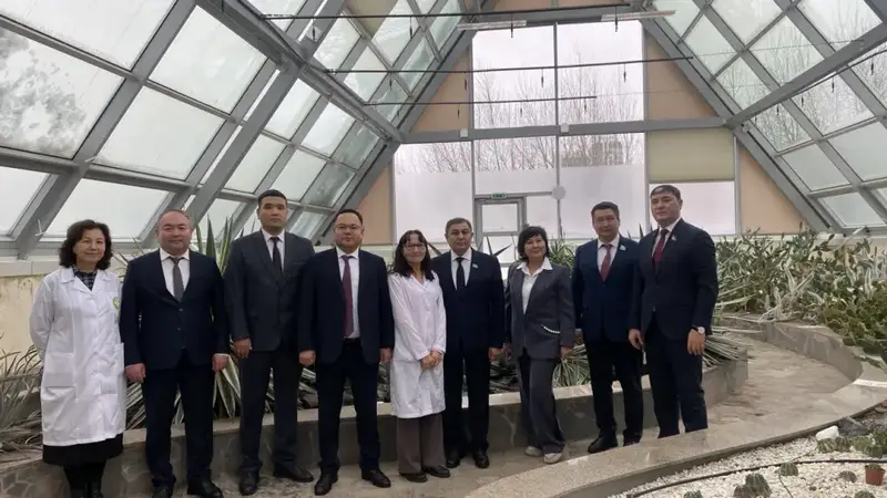 В Астанинском ботаническом саду состоялось совещание с участием депутатов Парламента (7)