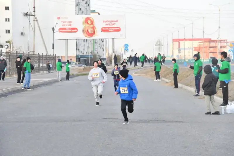 Марафонская связь: отцы и сыновья пробежали вместе в Атырау {city2}