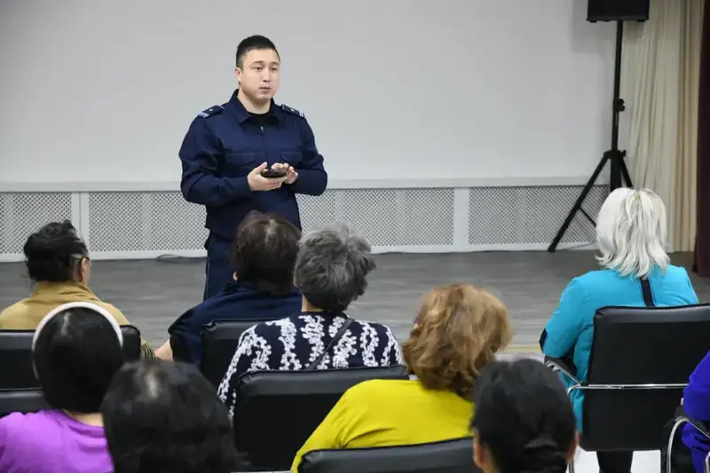 О схемах работы кибермошенников рассказали столичным пенсионерам (4)