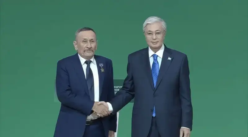 Президент вручил орден "Еңбек даңқы" II степени Мырзатаю Койшыбаеву за вклад в развитие коневодства в Мангистау {city2}