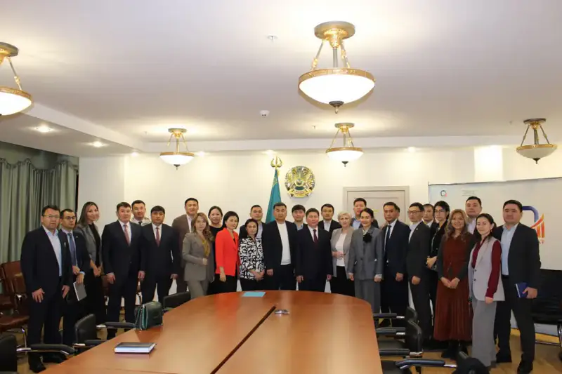 Государственные служащие изучают работу Бюро национальной статистики {city2}