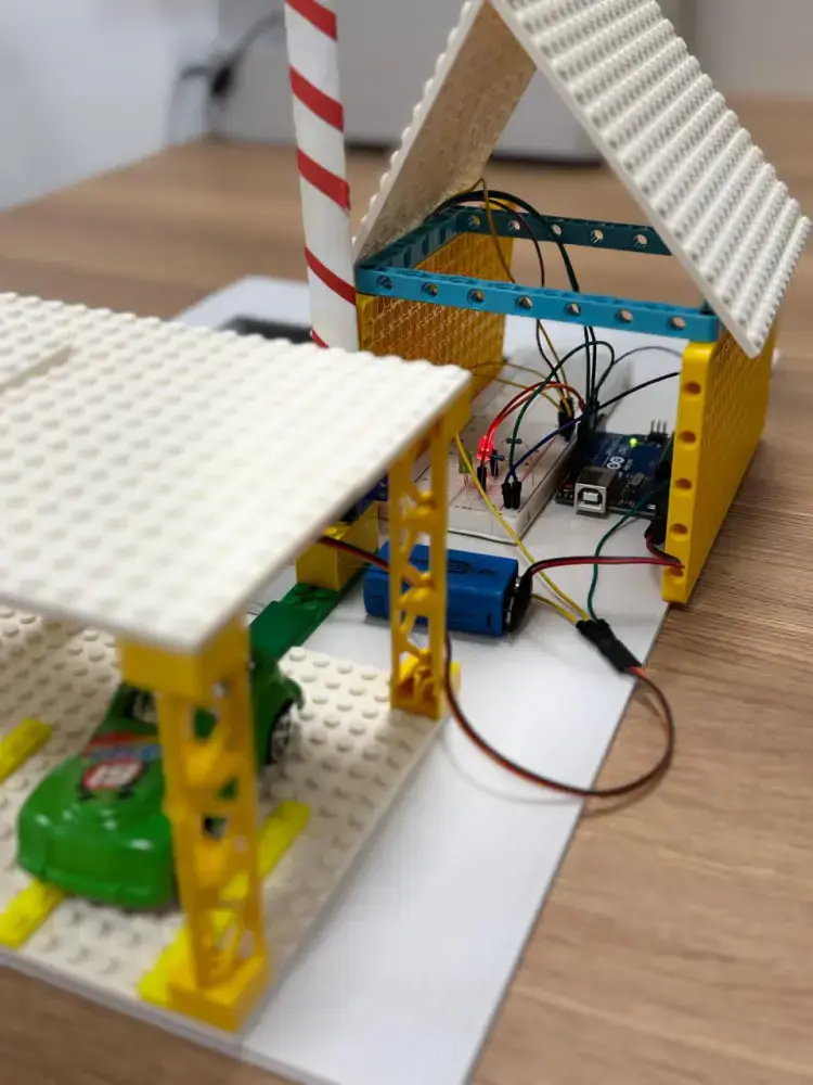 В Астане школьник придумал «умный шлагбаум» (2)