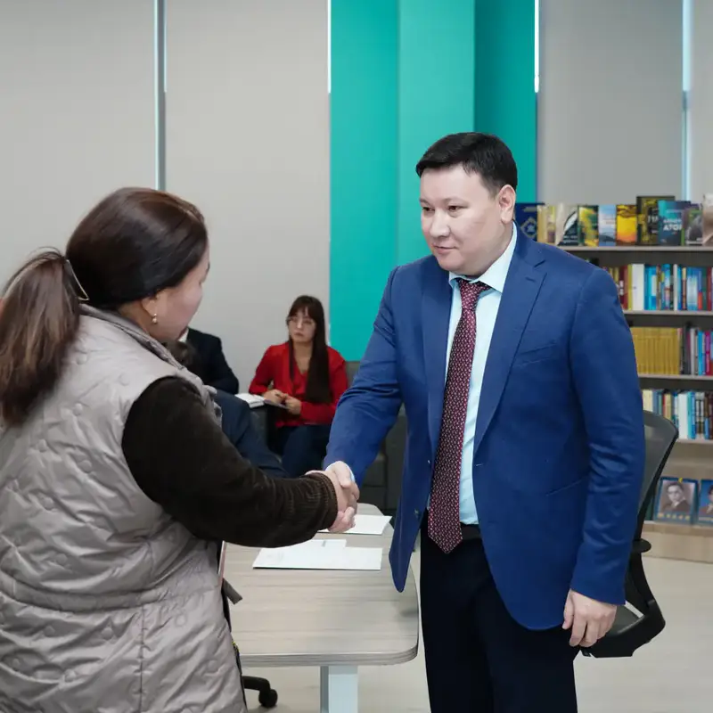 Обсуждение социальных проблем и трудоустройства на приеме граждан у заместителя акима Туркестанской области {city2}