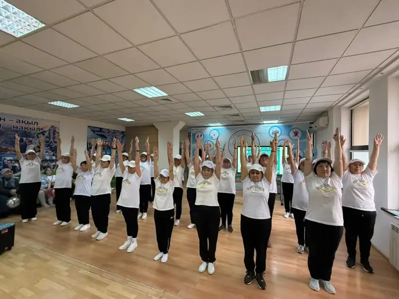 Пенсионеры Сарыарки успешно завершили курс гимнастики Айкуне {city2}
