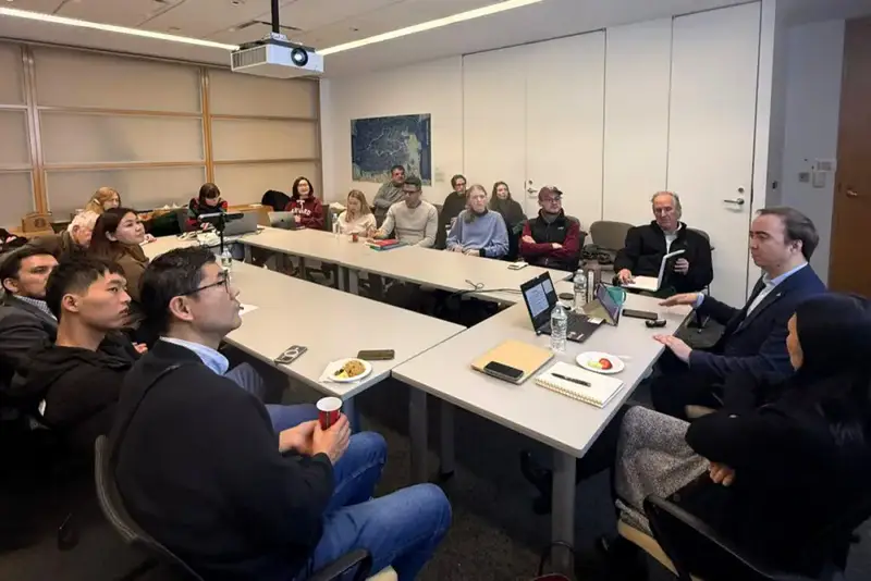 Лекция Муслима Хасенова в Гарварде: ключевые вехи эволюции конституционного права Казахстана {city2}