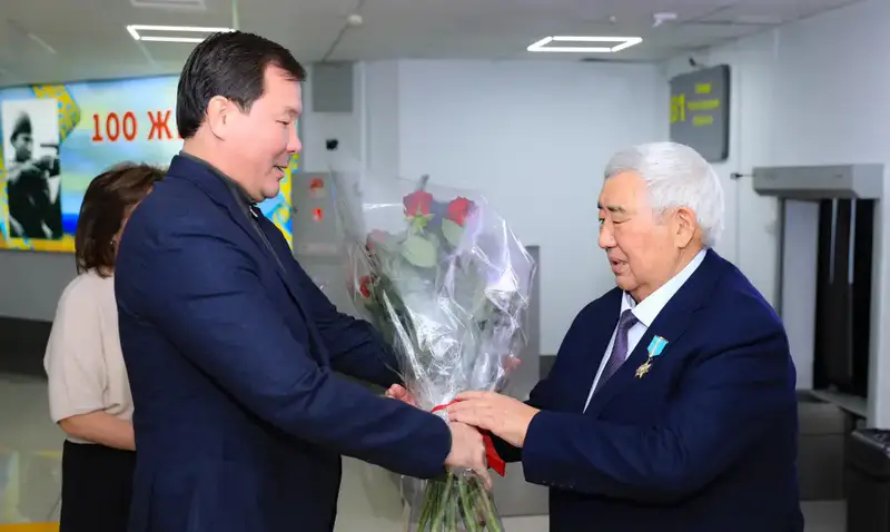 Земляки встретили в аэропорту Амангоса Тулеуова, удостоенного звания «Қазақстанның Еңбек Ері» (3)