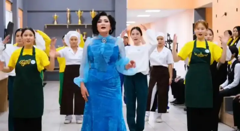 Участие 700 студентов в видеоклипе на гимн рабочих профессий: шаг к повышению престижа труда среди молодежи {city2}