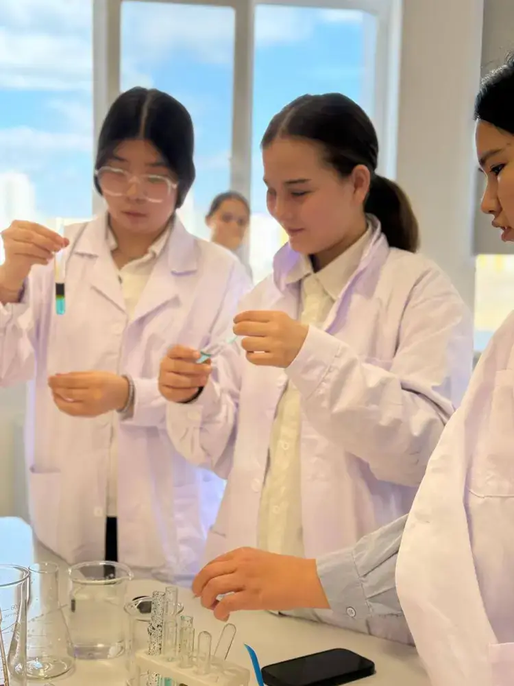 STEM-лаборатория, современная библиотека, IT-кабинет: раскрыты особенности «Келешек мектебі» (5)