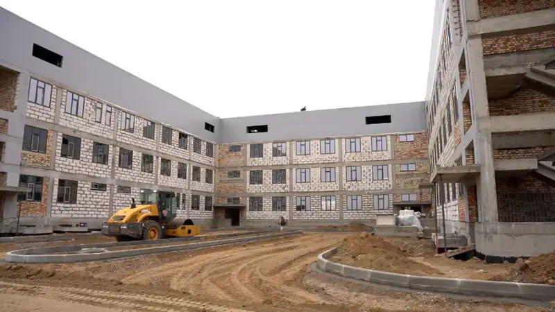 В мкр. Нурсая завершено 60% строительства новой поликлиники (5)