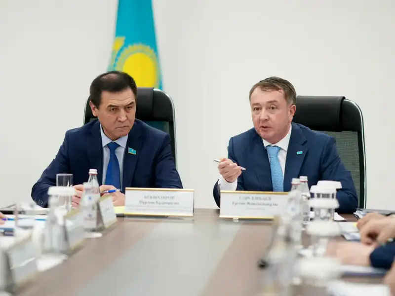 В Центре судебных экспертиз состоялась встреча Министра юстиции Ерлана Сарсембаева с депутатами Сената Парламента РК по вопросу развития судебно-экспертной деятельности и повышения качества экспертных услуг (8)