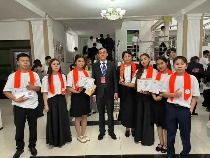 Туркестанские школьники продемонстрировали успехи в республиканском конкурсе искусств 'Акберен', подчеркивая развитие творческих способностей молодежи {city2}