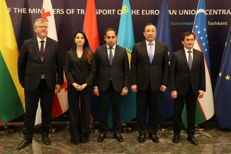 Участие Казахстана в Форуме инвесторов подчеркивает важность международного сотрудничества в развитии Транскаспийского транспортного коридора {city2}