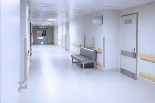 Последствия обрушения фасада ЖК: состояние пострадавших и вопросы безопасности {city2}