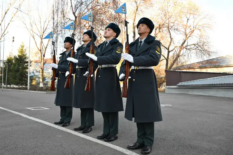 Солдатам военного вуза вручили образовательные гранты и подарки {city2}