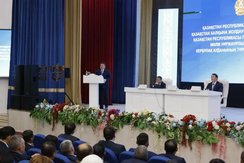 Советник Президента Малик Отарбаев провёл встречу с жителями Кербулакского района, обсуждая цифровую трансформацию и достижения в экономике. {city2}
