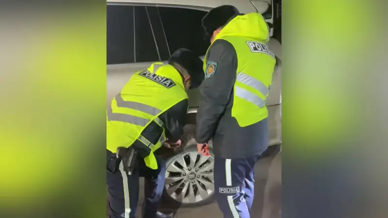 На трассе Алматы–Өскемен полиция помогла водителям с проколотым колесом {city2}