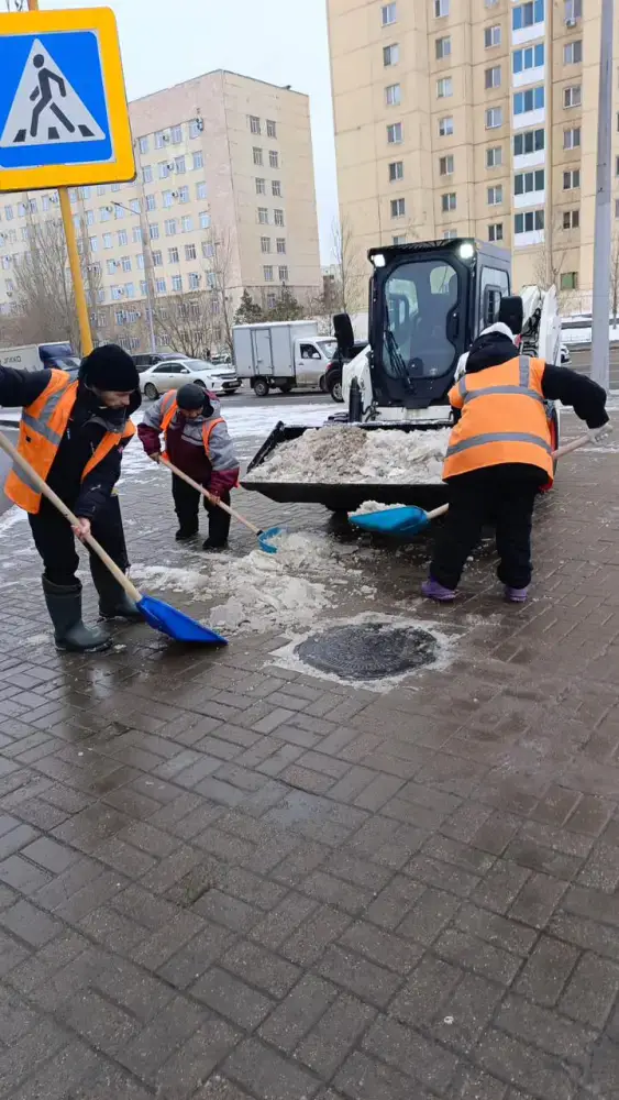 Коммунальщики Астаны занимаются уборкой снега и льда в условиях мокрого снега и дождя {city2}