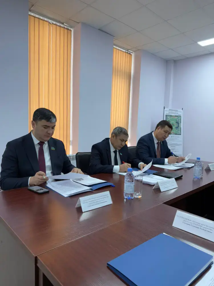 В Астанинском ботаническом саду состоялось совещание с участием депутатов Парламента (4)