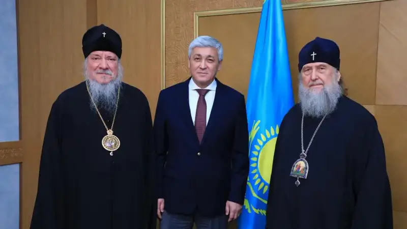 Обсуждение вопросов духовно-нравственного воспитания и межнационального согласия между акимом Карагандинской области и митрополитом Астанайским {city2}