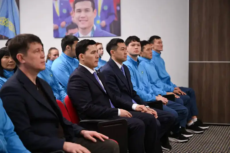 Ербол Мырзабосынов вручил Государственный флаг Казахстана национальной сборной в преддверии XXV Сурдлимпийских игр (6)