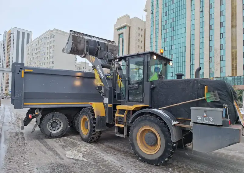 Зимняя битва в Астане: 2 800 дорожных рабочих сражаются со снежным пленом {city2}