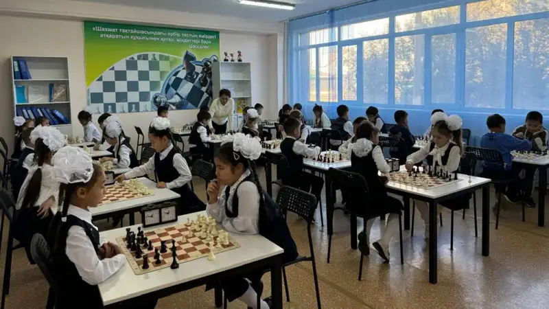 Шахматы в Караганде: дети учатся логике и стратегии {city2}