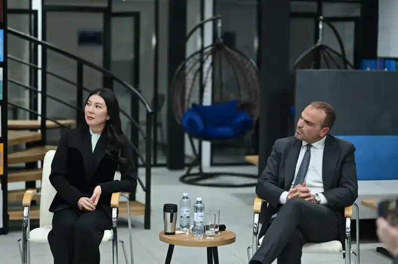 Обсуждение возобновляемых источников энергии и подготовки кадров в сфере 'зеленой' экономики на лекции в университете Жубанова {city2}