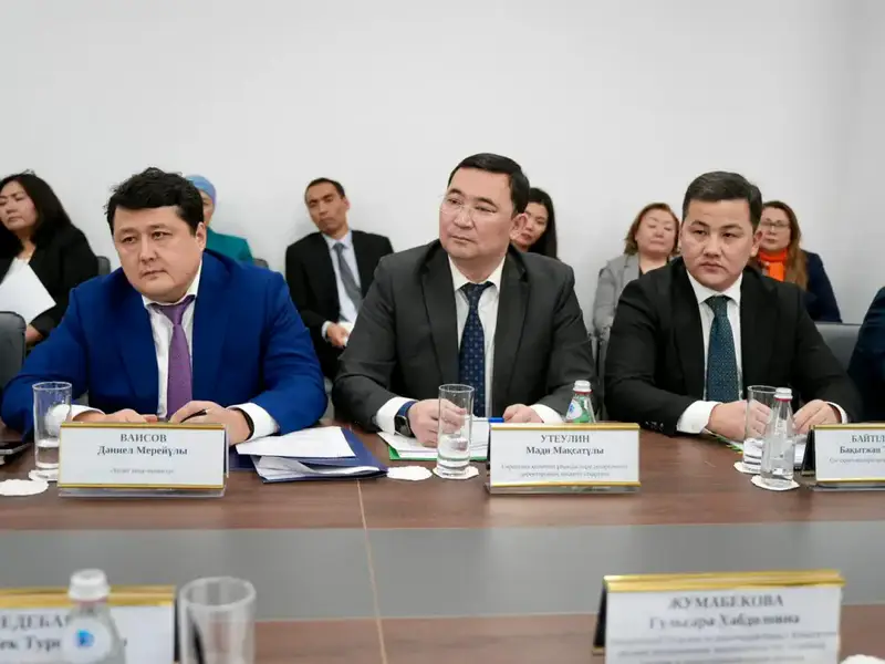 В Центре судебных экспертиз состоялась встреча Министра юстиции Ерлана Сарсембаева с депутатами Сената Парламента РК по вопросу развития судебно-экспертной деятельности и повышения качества экспертных услуг (7)