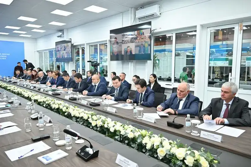 Спикер Сената встретился с работниками предприятий Карагандинской области и выступил с лекцией перед молодёжью (3)