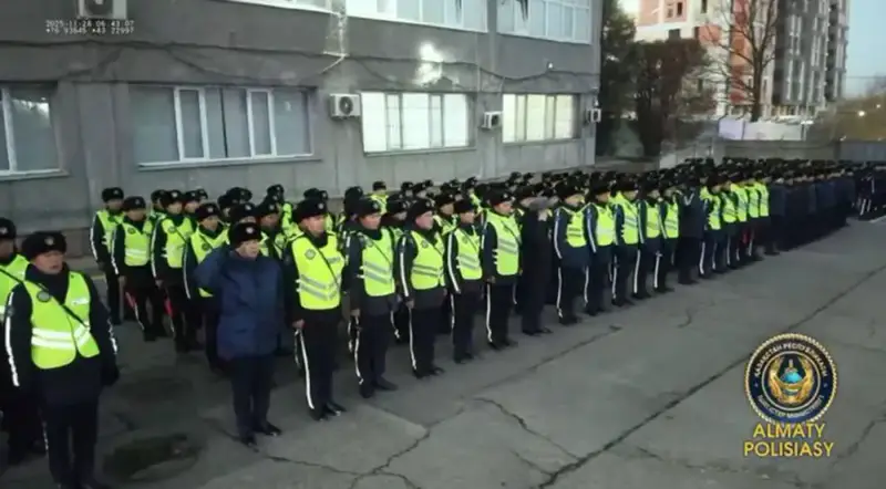 Демонстрация силы полиции и новые меры безопасности в Алматы {city2}