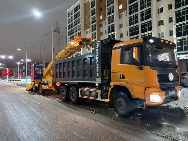 Свыше 1 100 единиц спецтехники задействуют в снегоуборочных работах ночью в Астане (5)