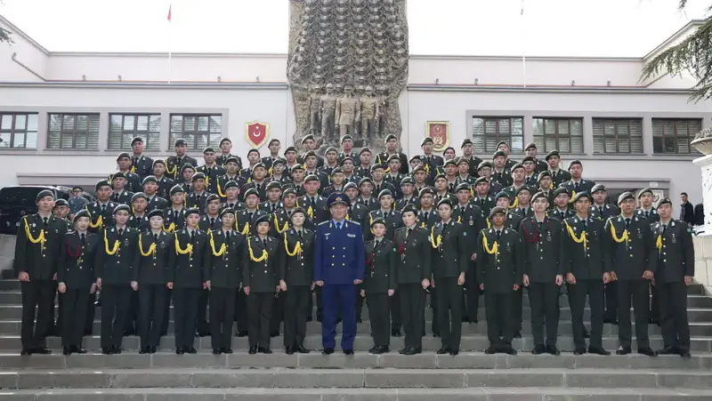 Министр обороны Казахстана увековечил память офицера, погибшего в Ираке, в военном вузе Турции {city2}